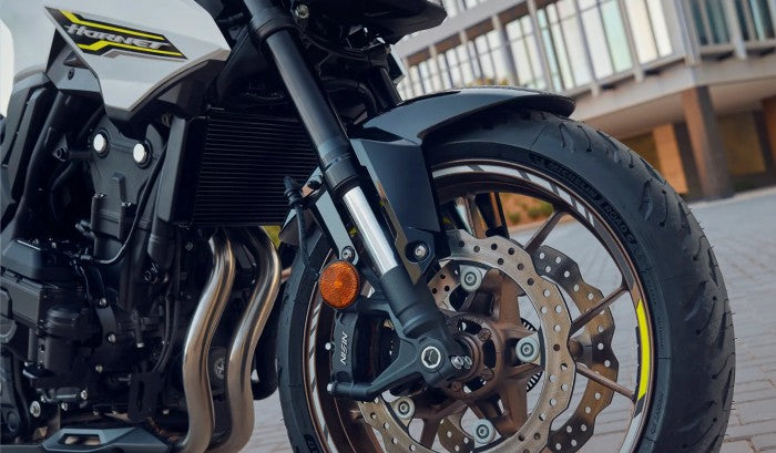 2026-cb500-hornet-e-clutch-product-page-feature-slider-desktop-02-1780-x-1040.webp