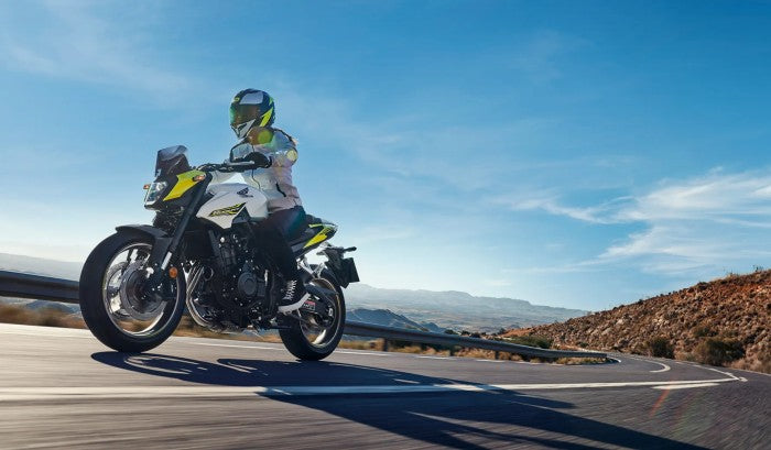 2026-cb500-hornet-e-clutch-product-page-feature-slider-desktop-03-1780-x-1040.webp