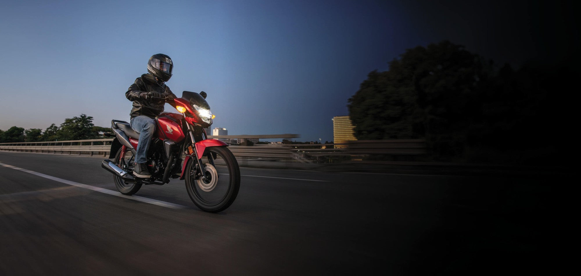 cb125f-product-page-content-banner-desktop-img1-3200x1520-01.jpg