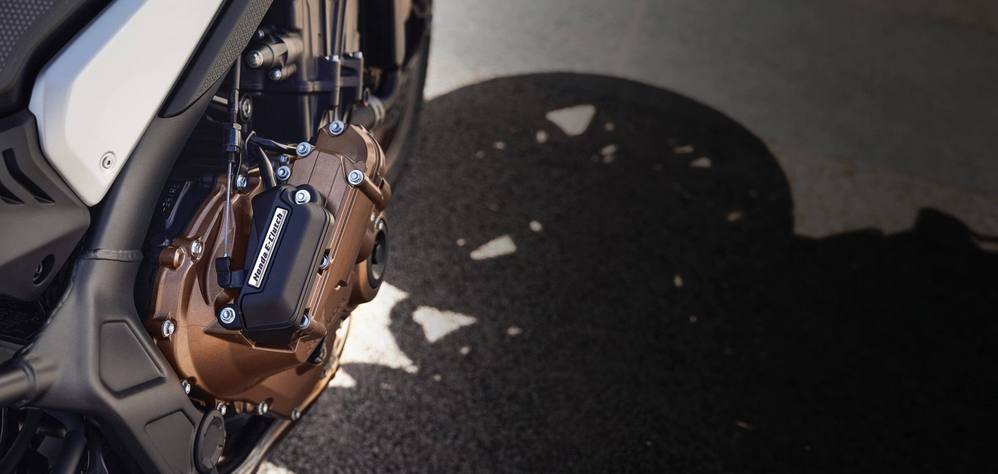 cb650r-e-product-page-content-banner-desktop-img1-3200x1520-01.jpg