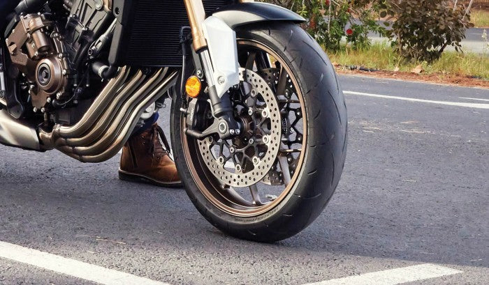 cb650r-e-product-page-desktop-feature-tiles-img3-1780x1040-01.jpg