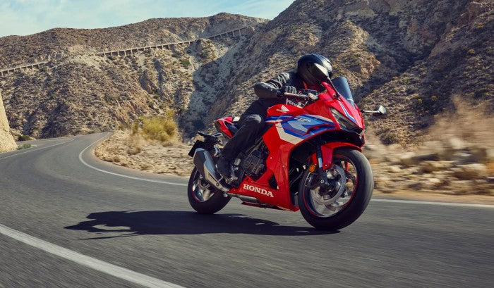 cbr500r-e-clutch-product-page-feature-slider-desktop-01-1780-x-1040.webp
