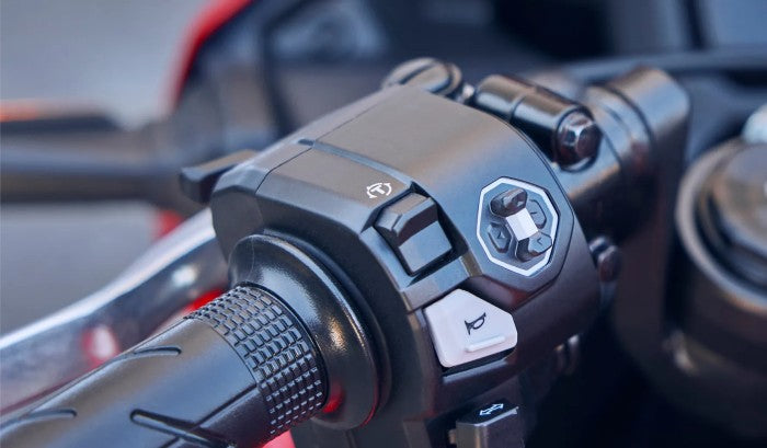 cbr500r-e-clutch-product-page-feature-slider-desktop-02-1780-x-1040.webp