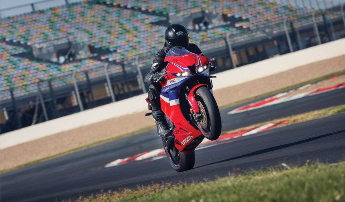 cbr600rr-product-page-desktop-feature-tiles-img2-1780x1040-01.jpg