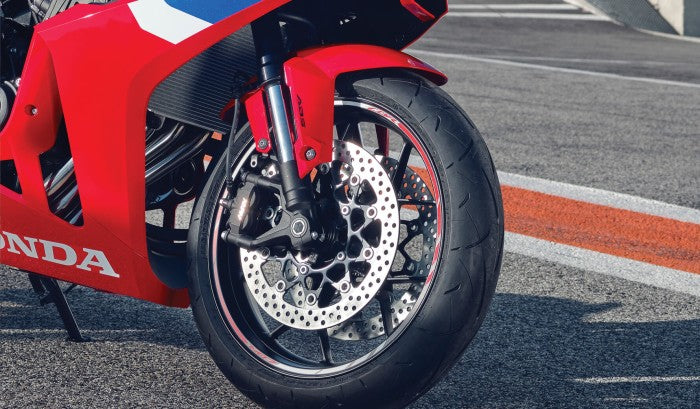 cbr650r-e-product-page-desktop-feature-tiles-img2-1780x1040-01.jpg