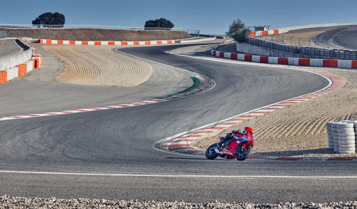 cbr650r-e-product-page-desktop-feature-tiles-img5-1780x1040-v2.jpg