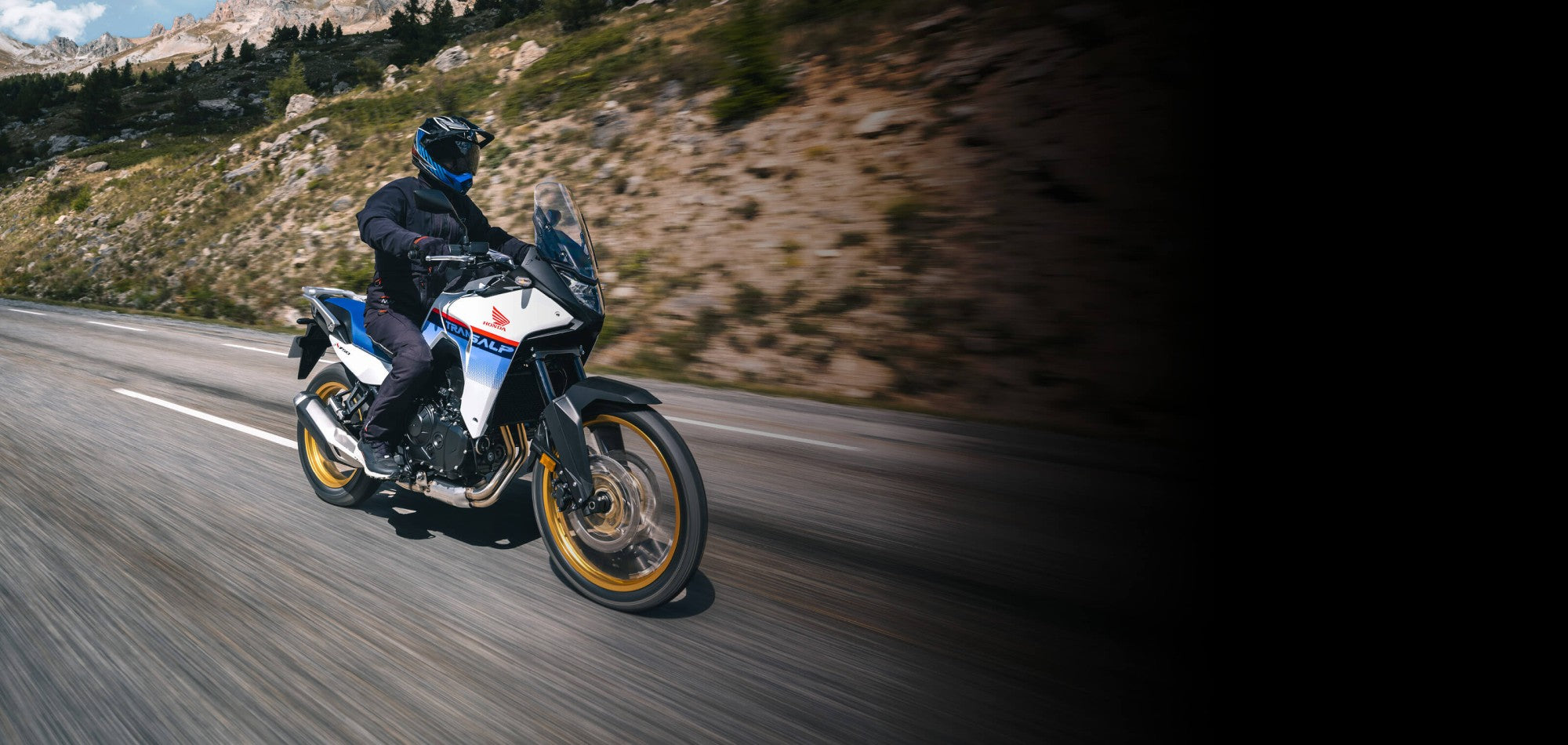 xl750-transalp-product-page-content-banner-desktop-img1-3200x1520-v2.jpg